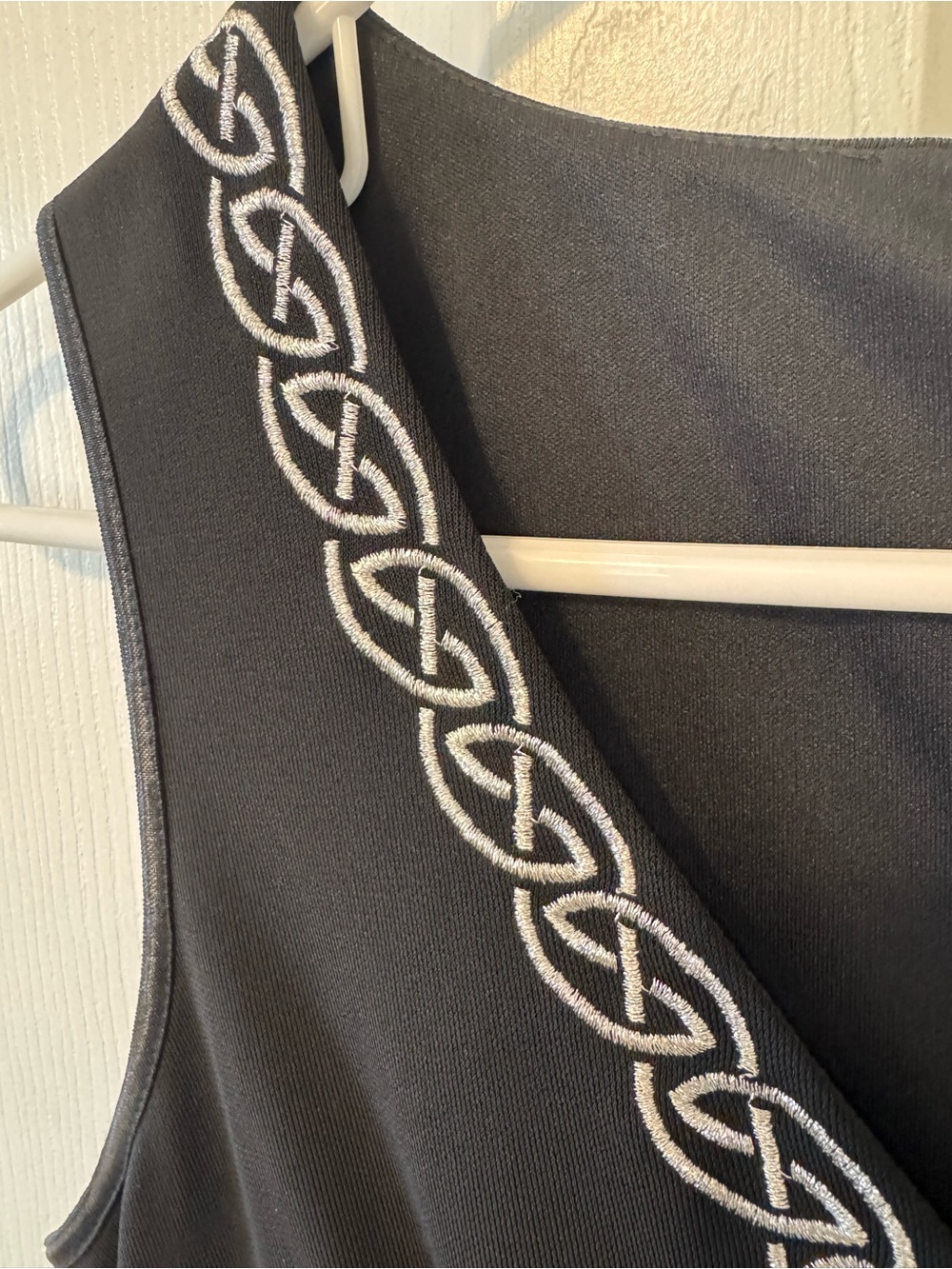 Papell Classic Black VNeck Sheath SleevelessDress Silver Trim Back Zipper Sz 4P - Picture 5 of 11